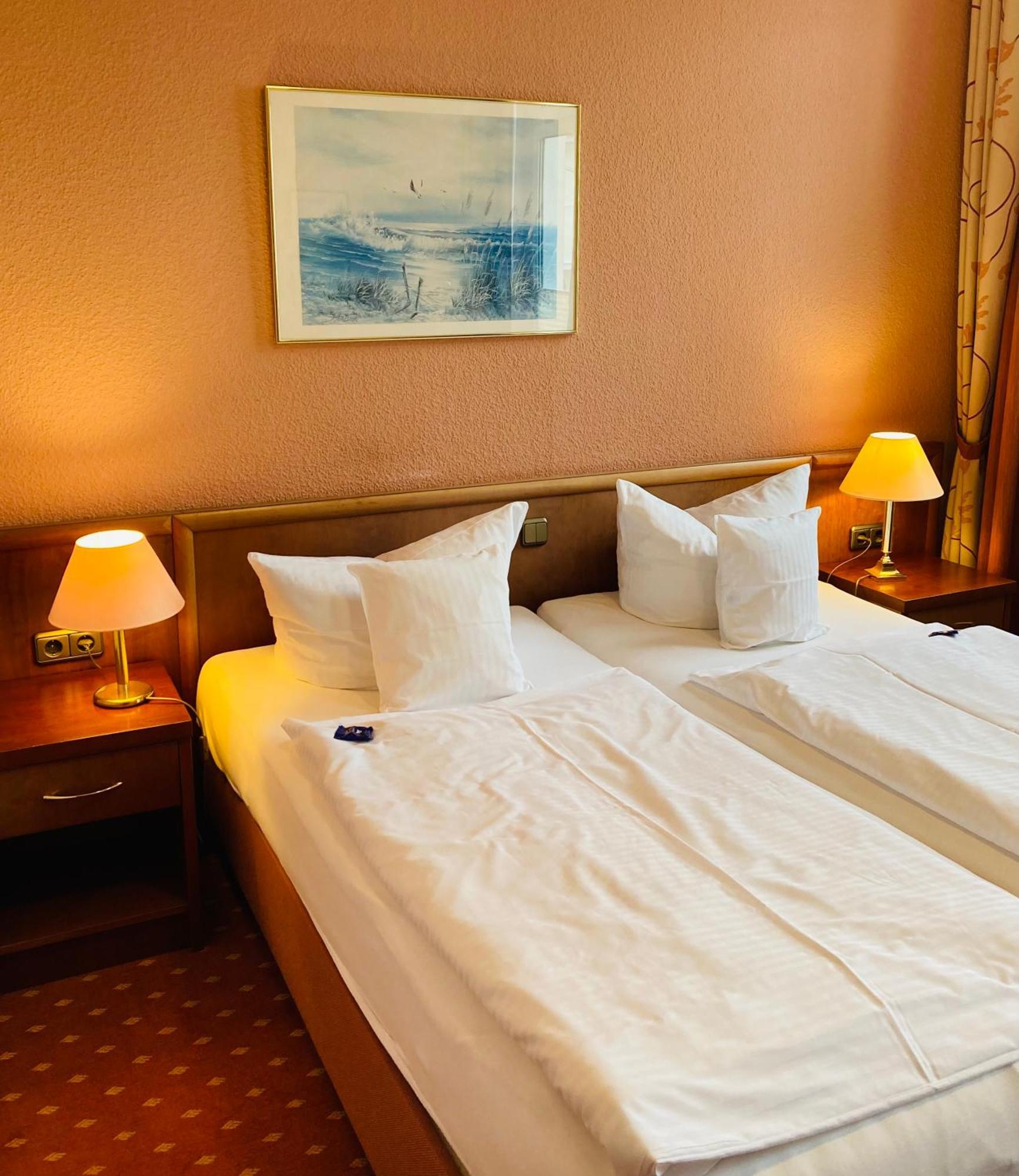 Hotel Germania ゼーバート・ヘリングスドルフ エクステリア 写真