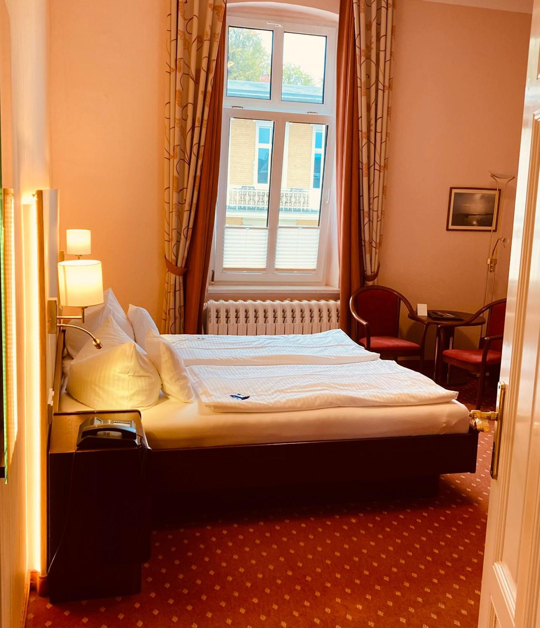 Hotel Germania ゼーバート・ヘリングスドルフ エクステリア 写真